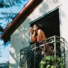 Halle Berry hot, aperitivo sexy sul balcone: sorseggia il vino completamente nuda. «C'è chi ha zommato e chi mente»