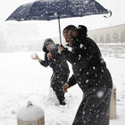 I frati di Assisi come in un quadro di Norberto: la battaglia a palle di neve diventa virale