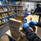 Amazon limita gli ordini: consegna solo beni di prima necessità. Cosa succede a chi ha già prenotato