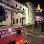Vicenza. Scoppia l'incendio nel palazzo: 10 appartamenti evacuati, una persona salvata con l'autoscala