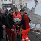 Terremoto in Albania, il bilancio si aggrava: 11 morti e circa 600 feriti, «28 persone salvate dalle macerie» Oltre cento scosse di assestamento