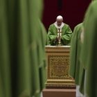 Solo 12 persone con il Papa a san Pietro per i riti della Pasqua, tanti cardinali e vescovi sono esclusi