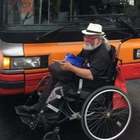 «Non siamo spazzatura». E il disabile blocca il bus Atac senza pedana