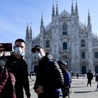 Milano, il coronavirus sostituisce il calcio come argomento nei bar. E spunta il cartello: “Aperivirus fino alle 18”