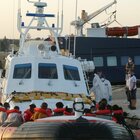 Migranti, il sindaco di Lampedusa: «Il porto è tappezzato di barchini, abbiamo perso il conto. Sento solo slogan»