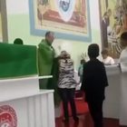 Il video girato durante la messa