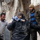 Terremoto in Turchia, mamma e tre figli estratti dalle macerie dopo 28 ore. I morti sono quasi 5000, un italiano disperso