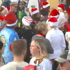 Babbi Natale per beneficienza, surfisti vestititi da Santa Claus invadono una spiaggia in Florida