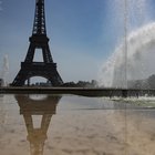 Caldo record, i parigini si rinfrescano nelle fontane davanti alla Torre Eiffel