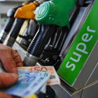 Benzina, prezzi in forte aumento: verde torna sopra ai 2 euro (servito)