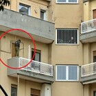 Ragazzo di 23 anni in bilico sul balcone: minaccia di suicidarsi. «Non si capiscono i motivi»