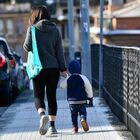 Gli italiani non fanno figli, crollano le nascite: nel 2050 saremo 5 milioni in meno