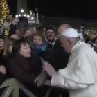 Papa Francesco strattonato da una fedele in piazza San Pietro: dolore e reazione a suon di schiaffi