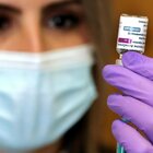AstraZeneca e Johnson&Johnson, vaccino a tutti senza limiti d'eta: 12 milioni di dosi a rischio spreco