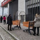 Roma, assalto ai supermercati: clienti in fila prima dell'apertura