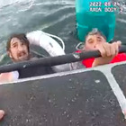 Naufraghi salvati dal frigorifero. Papà e figlio si sono gettati in acqua mentre la barca stava affondando