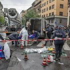 Milano, ciclista travolta e uccisa da una betoniera. Ciclobby: «Basta morti»
