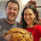 Matteo Salvini e Francesca Verdini, il maxi-panettone di Natale condiviso sui social