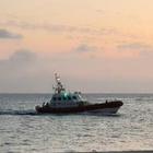 Lampedusa, affonda barca carica di turisti: passeggeri salvati dalle motovedette