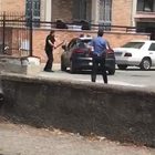 Armato di mazza, uomo distrugge la macchina dei carabinieri