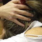Bolzano, 15enne violentata mentre torna da scuola in bicicletta: soccorsa da un passante. Si cerca l'aggressore