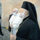 Il Papa in Campidoglio con la mascherina. E anche l'Islam condanna l'orrore di Parigi