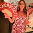 Sofia Vergara in vacanza a Capri con il ventaglio «c***o di caldo». E i fan notano un dettaglio interessante