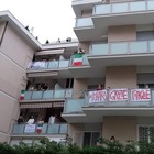 Coronavirus, flash mob delle famiglie: applausi dai balconi