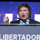 Javier Milei trionfa alle primarie in Argentina: chi è l'ultraliberista che si ispira a Trump (e vuole il dollaro come moneta)
