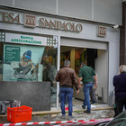 Roma, rapina in banca a Montesacro: sfondano la vetrina con un camion e scappano con i soldi del bancomat