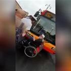 Roma, passeggero in carrozzina blocca il bus senza pedana