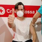 Giulio Berruti vaccinato, bufera social sul compagno della Boschi: «Privilegiato». Ma lui spiega: «Sono un dentista»