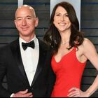 Jeff Bezos, l'ex moglie MacKenzie Scott dona 2 miliardi in beneficienza: è il tesoretto della separazione dal numero uno di Amazon
