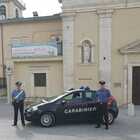 Abruzzo, arrampicati alla chiesa lanciano tegole sui passanti e distruggono tombe: presa baby gang