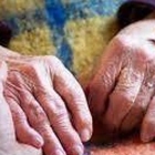 Anziana cade nella casa di riposo e viene medicata con piselli surgelati: muore in ospedale dopo 9 giorni di agonia