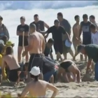 Scava una buca in spiaggia, la sabbia lo travolge: Adam muore a 26 anni