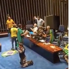 Brasile, sostenitori dell’ex presidente Bolsonaro invadono il Parlamento. Scontri e violenze. Lula: i terroristi arrestati saranno puniti FOTO