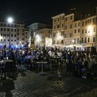 Roma, piazze off limits ma stretta a metà: luoghi affollati non vietati, solo transenne