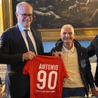 Antonio Rao, il campione della Maratona di Roma che ha stabilito il record mondiale over 90 ricevuto dal sindaco Gualtieri: «Una forza della natura»