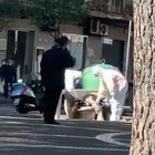 A Bergamo, la bufala del video della ragazza morta su una panchina gira il mondo. Ma è un falso: cosa è successo