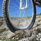 Muore a 13 anni precipitando con la mountain bike da una scogliera vietata a Oristano