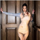Kourtney Kardashian e l'immagine nuda sul vestito. I follower la attaccano: «Sei ridicola»