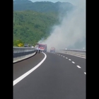 Pullman in fiamme, terrore sull'A24: turisti in salvo, autostrada bloccata per un'ora