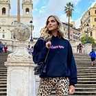 Chiara Ferragni a Roma, foto sulla scalinata di Piazza di Spagna ma i follower notano un dettaglio: «Com'è possibile?»