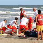 Roseto, si accascia a terra in spiaggia tra i turisti e muore a 53 anni