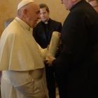 Il Papa scherza sul whisky: «È la vera acqua benedetta». Poi il Vaticano censura il video