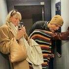 Federica Pellegrini, la foto (fetish) in ascensore con Matteo Giunta fa infuriare i fan: «Maleducati»