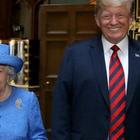 Donald Trump rompe il protocollo: pacca sulle spalle della Regina Elisabetta durante il bachetto