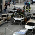 Milano, esplode furgone di bombole d'ossigeno: boato e fiamme. Dieci distrutte, scuola evacuata: 12 famiglie non hanno dormito a casa