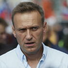 Navalny, i medici russi: «Nessun veleno nel sangue». Sarà trasferito in Germania